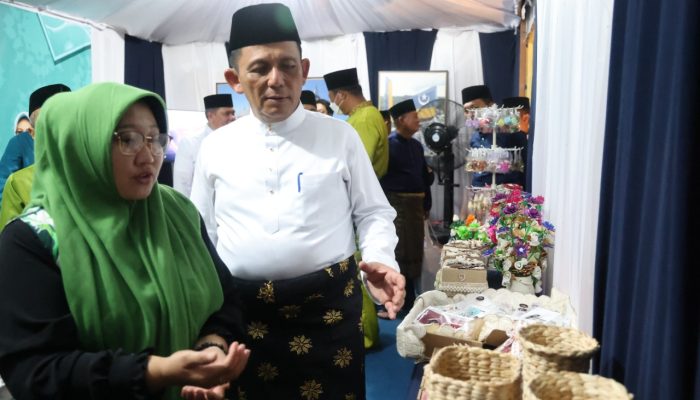 Kunjungi Bazar MTQ, Gubernur Ansar Borong Makanan Olahan Asli Kepri