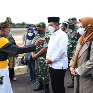Tiba di Letung, Gubernur Ansar Disambut Wakil Bupati Anambas dan Tokoh LAM