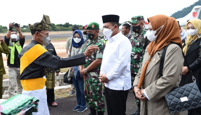 Tiba di Letung, Gubernur Ansar Disambut Wakil Bupati Anambas dan Tokoh LAM