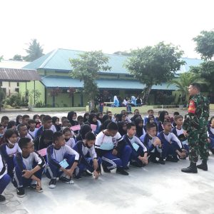 Danramil 03/Binut Berikan Materi Wasbang ke Siswa Baru SMAN 1 Binut 