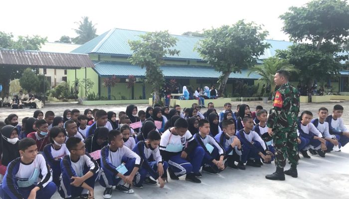 Danramil 03/Binut Berikan Materi Wasbang ke Siswa Baru SMAN 1 Binut 