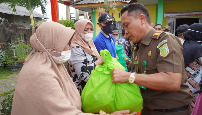 Hari Bhakti Adhyaksa, Kejati Kepri Serahkan Bansos Dan Beasiswa