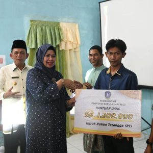 Gubernur Ansar Berikan Bantuan Insentif RT/RW dan Posyandu di Jemaja