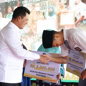 Gubernur Ansar Serahkan Insentif RT/RW, Posyandu Dan Bantuan Transportasi Siswa 