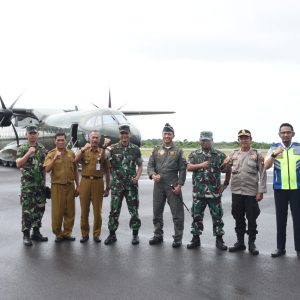 Danlanud RHF Test Landing Pesawat CN-295 TNI AU di Bandara Dabo Lingga