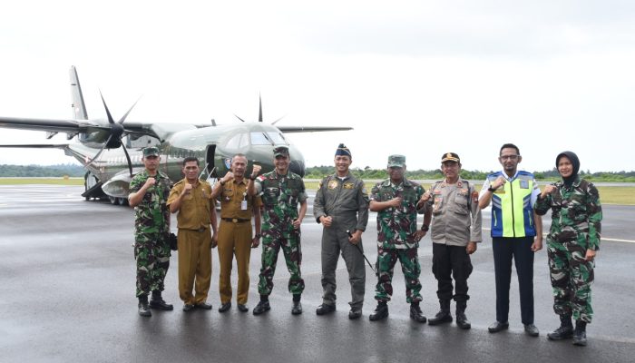 Danlanud RHF Test Landing Pesawat CN-295 TNI AU di Bandara Dabo Lingga
