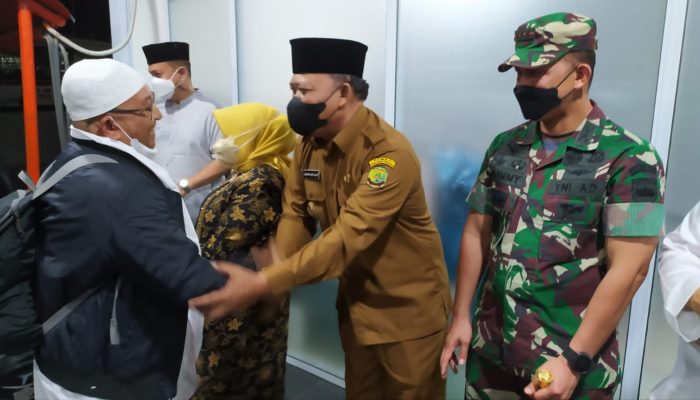 Wako Bersama Dandim 0315/Tanjungpinang Sambut Kedatangan 93 Jemaah Haji
