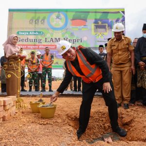 Gubernur Ansar Letakkan Batu Pertama Pembangunan Gedung LAM Kepri