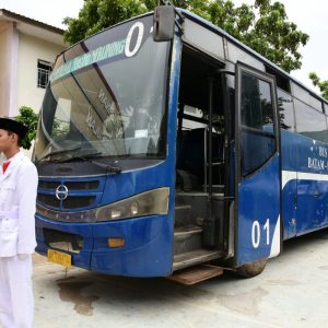 Pemprov Kepri Serahkan Bantuan Bus Untuk SMKN 6 Batam
