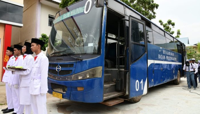 Pemprov Kepri Serahkan Bantuan Bus Untuk SMKN 6 Batam