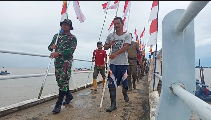 HUT RI Ke-77, Dansatgas TMMD ke-114 Kibarkan Bendera Merah Putih di Pulau Parit