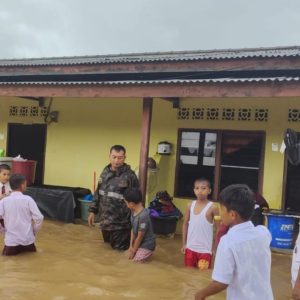 Longsor dan Banjir, Seorang Warga Tertimpa Runtuhan Bangunan 
