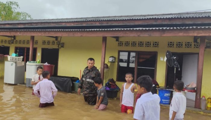 Longsor dan Banjir, Seorang Warga Tertimpa Runtuhan Bangunan 