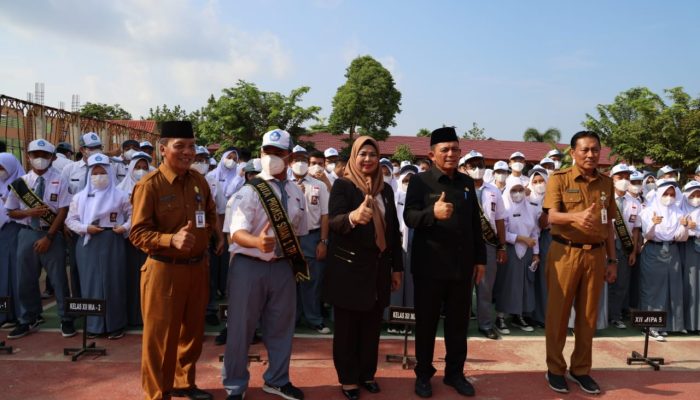 Gubernur Ansar Serahkan Bantuan Pendidikan di SMAN 1 Tanjungpinang