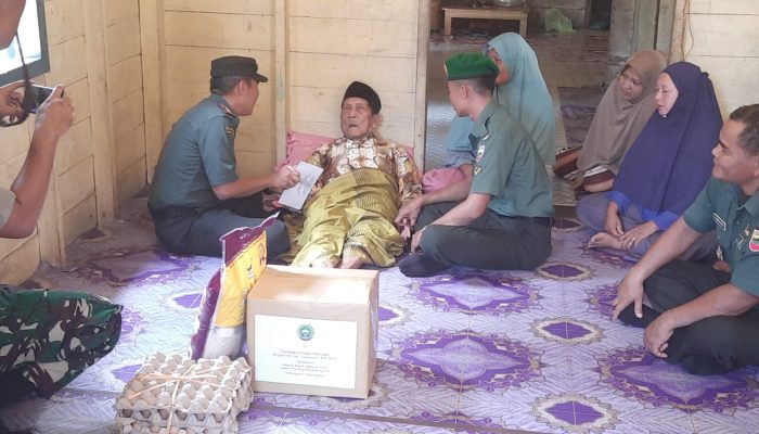 Dandim 0318/Natuna Anjangsana Dan Serahkan Tali Asih Veteran Kemerdekaan RI