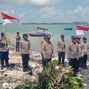 Polsek Bintan Timur Patroli Dan Kibarkan Bendera Merah Putih Di Pulau Sentut