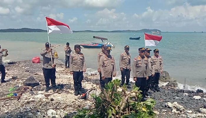Polsek Bintan Timur Patroli Dan Kibarkan Bendera Merah Putih Di Pulau Sentut