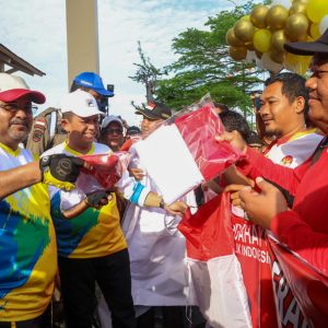 Gubernur Ansar Serahkan 2.000 Bendera Merah Putih di Karimun