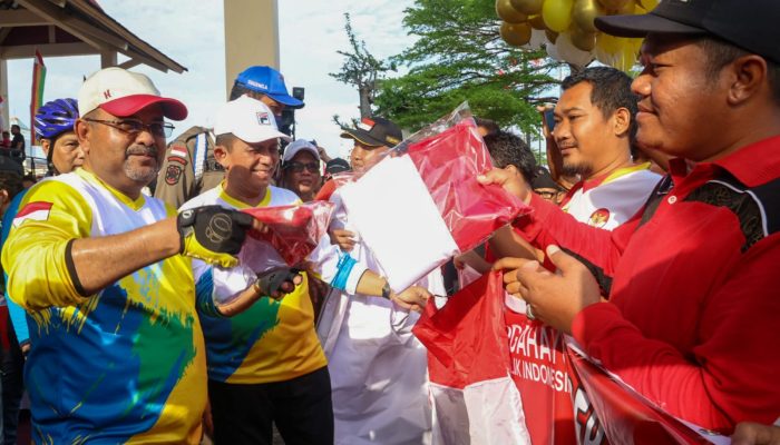 Gubernur Ansar Serahkan 2.000 Bendera Merah Putih di Karimun