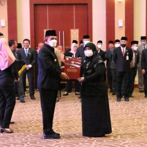 35 ASN Pemprov Kepri Terima Satyalancana Karya Satya dan 10 PNS Purna Bakti Terima Penghargaan