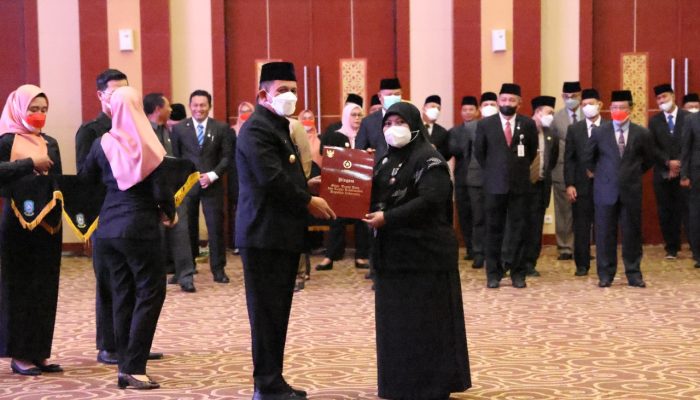 35 ASN Pemprov Kepri Terima Satyalancana Karya Satya dan 10 PNS Purna Bakti Terima Penghargaan