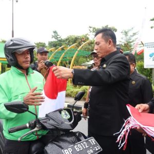 Gubernur Ansar Bagikan 1500 Bendera Merah Putih di Tanjungpinang
