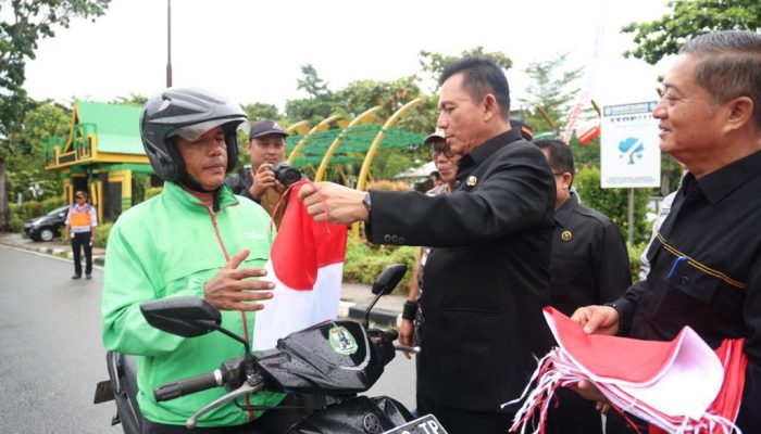 Gubernur Ansar Bagikan 1500 Bendera Merah Putih di Tanjungpinang