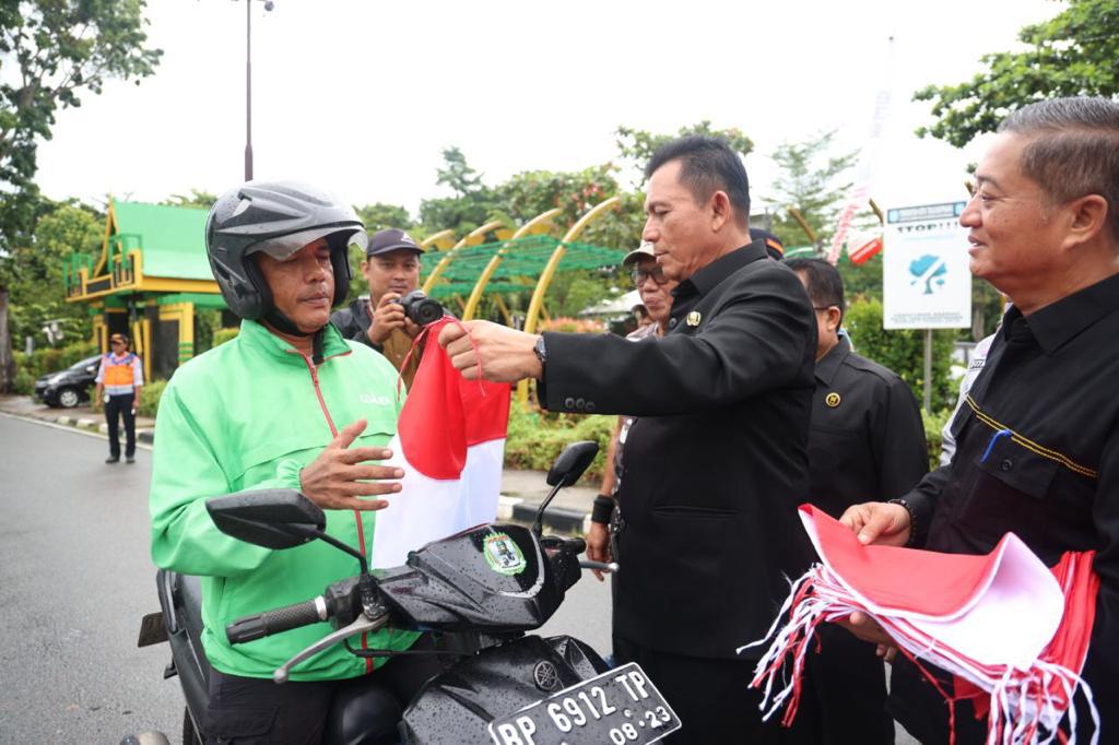 Gubernur Ansar Bagikan 1500 Bendera Merah Putih di Tanjungpinang