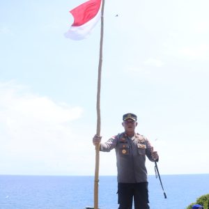 Polres Anambas Kibarkan Bendera Merah Putih di Pulau Terluar