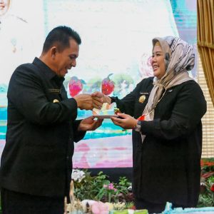 Gubernur Ansar Berikan Surprise Ulang Tahun ke-51 Kepada Hj. Marlin Agustina