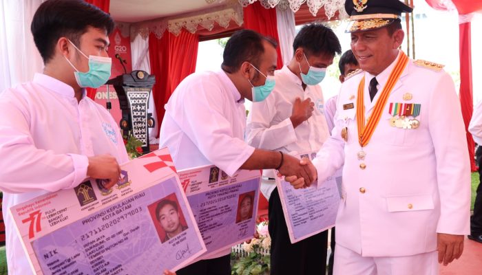 Gubernur Ansar Serahkan Remisi dan E-KTP Untuk Warga Binaan se Kepri