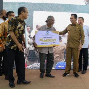 Gubernur Ansar Serahkan Insentif RT/RW, Posyandu Dan Transportasi Siswa Di Batam