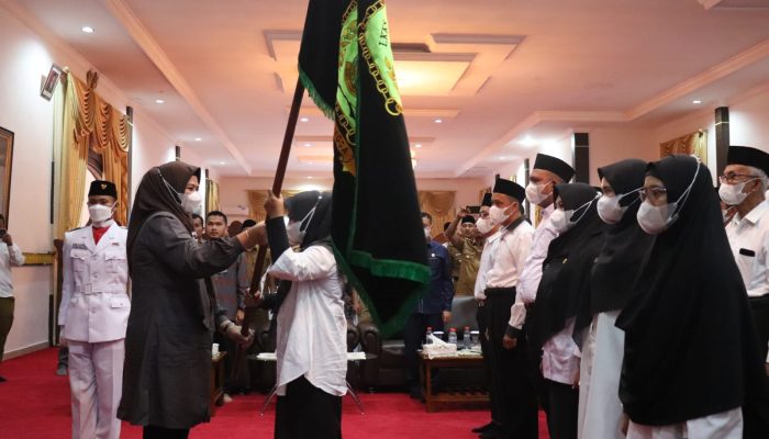 Dewi Ansar Kukuhkan Pengurus LKKS Kabupaten Lingga Masa Bakti Tahun 2022-2025