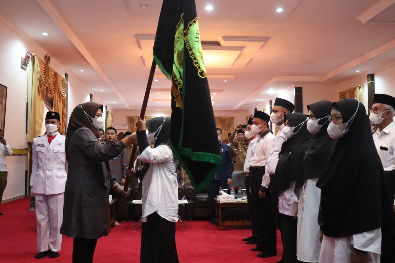 Dewi Ansar Kukuhkan Pengurus LKKS Kabupaten Lingga Masa Bakti Tahun 2022-2025