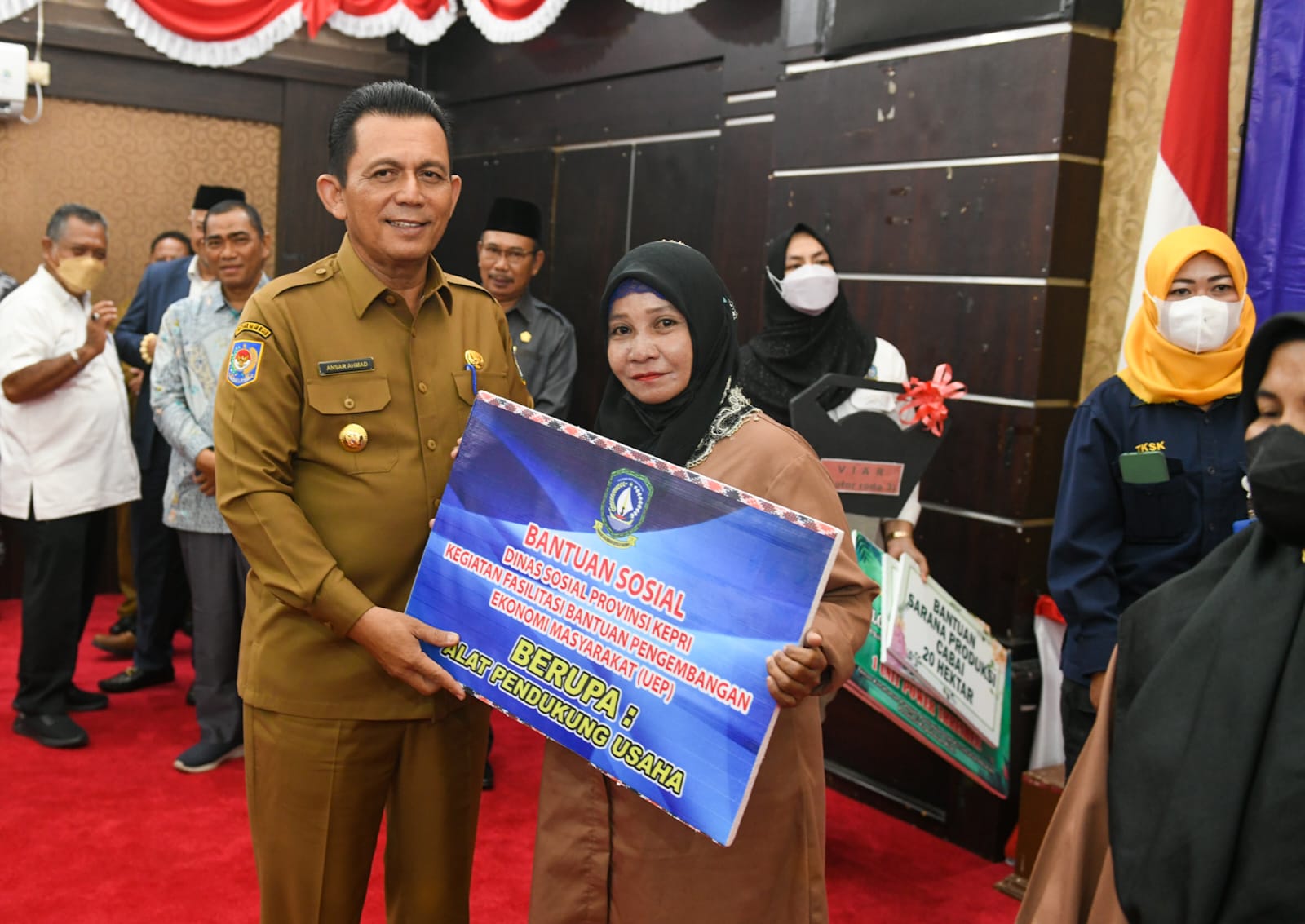 Gubernur Ansar Serahkan Bansos dan Bantuan Pertanian Di Karimun