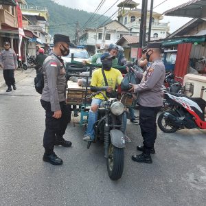 Dampak Kenaikan BBM, Polres Anambas Serahkan Bansos Untuk Warga