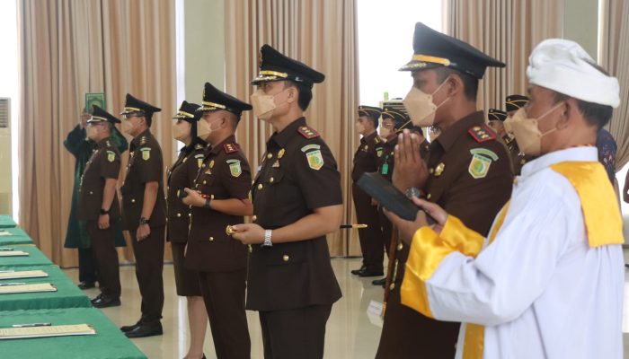 Gerry Yasid Lantik 6 Pejabat Eselon III di Lingkungan Kejati Kepri
