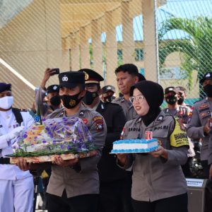 HUT Ke 77 TNI AL, Kapolres Kepulauan Anambas Berikan Tumpeng Dan Kue Ultah
