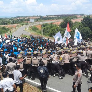 Tolak Kenaikan BBM, Unjuk Rasa Gabungan Mahasiswa Ricuh Di DPRD Kepri