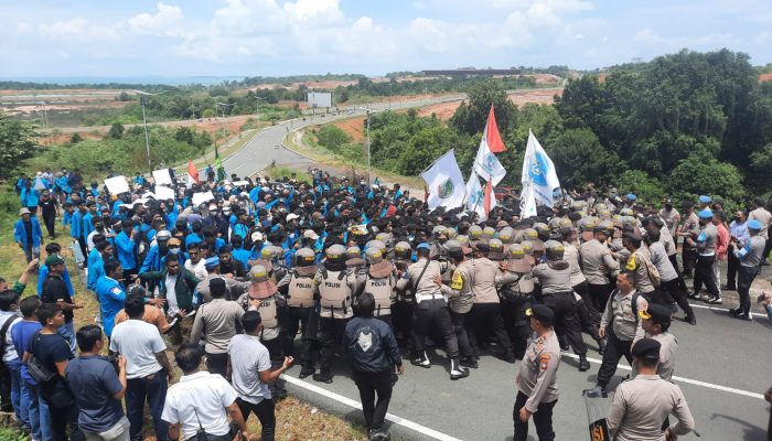 Tolak Kenaikan BBM, Unjuk Rasa Gabungan Mahasiswa Ricuh Di DPRD Kepri