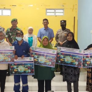 Polres Anambas Dampingi Pembagian BLT Untuk 141 Warga Di Desa Tarempa Barat