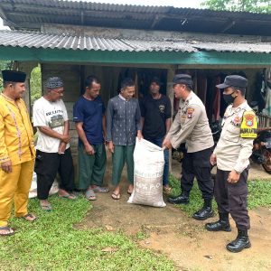 Polsek Palmatak Berikan Binluh Ketahanan Pangan Dan Pupuk Untuk Kelompok Tani