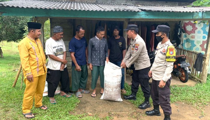 Polsek Palmatak Berikan Binluh Ketahanan Pangan Dan Pupuk Untuk Kelompok Tani