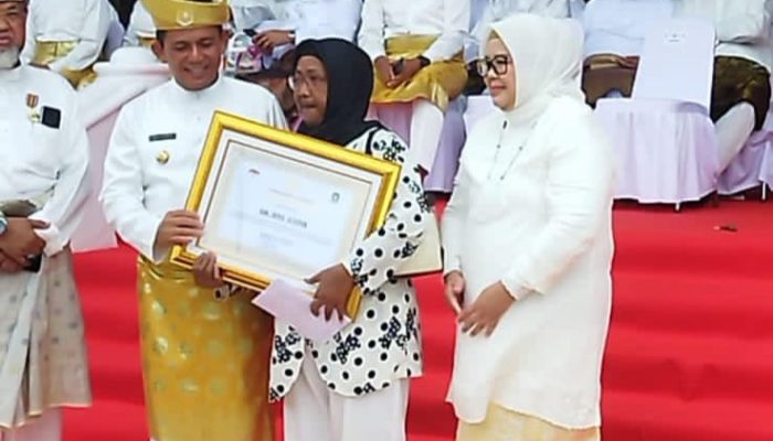 Almarhum H Akmal Atattrick Terima Penghargaan Pejuang Provinsi Kepri