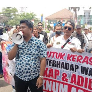 Puluhan Jurnalis Unjuk Rasa Di Kantor Pemkab Kerawang
