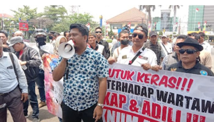 Puluhan Jurnalis Unjuk Rasa Di Kantor Pemkab Kerawang