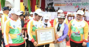 Jhoni Roto Peserta Fun Bike Asal Semarang Terima Penghargaan Gubernur Ansar