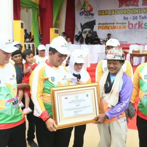 Jhoni Roto Peserta Fun Bike Asal Semarang Terima Penghargaan Gubernur Ansar