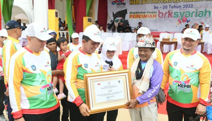 Jhoni Roto Peserta Fun Bike Asal Semarang Terima Penghargaan Gubernur Ansar