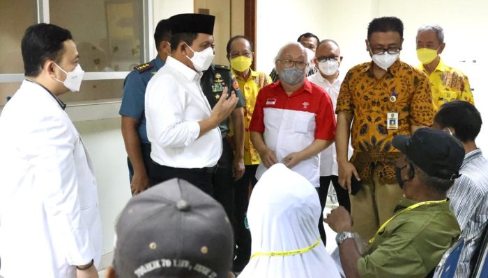 Gubernur Ansar Tinjau Langsung Pelaksanaan Baksos Operasi Katarak Gratis